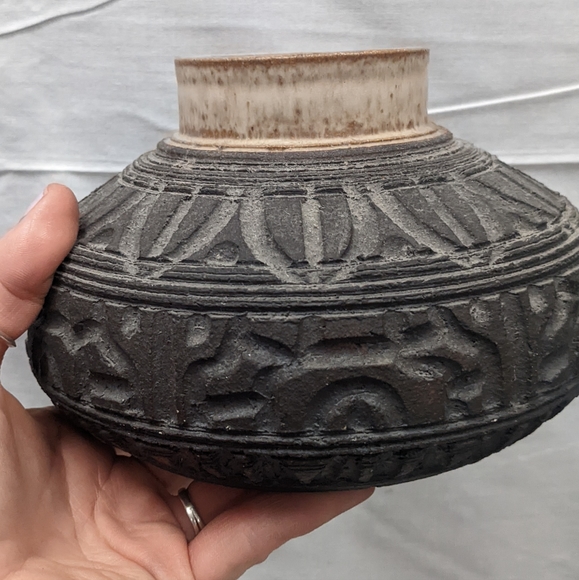 Focht Bubble Vase, Ceramic Stoneware Small Charcoal Pot Abstract Leaf Design - Picture 2 of 6